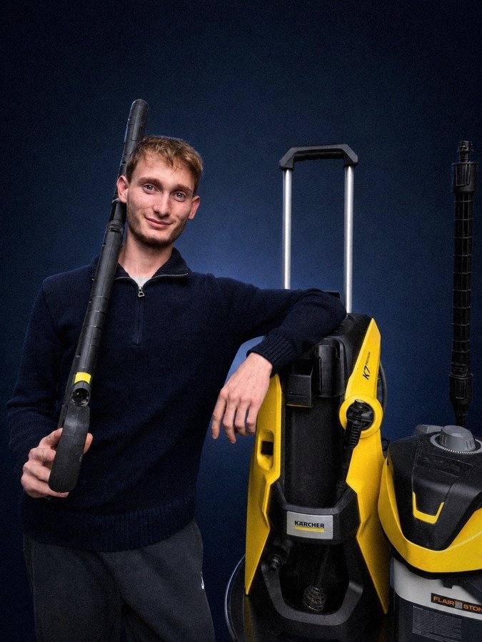 Raphael Ahlers mit Hochdruckreiniger und Flächenreiniger